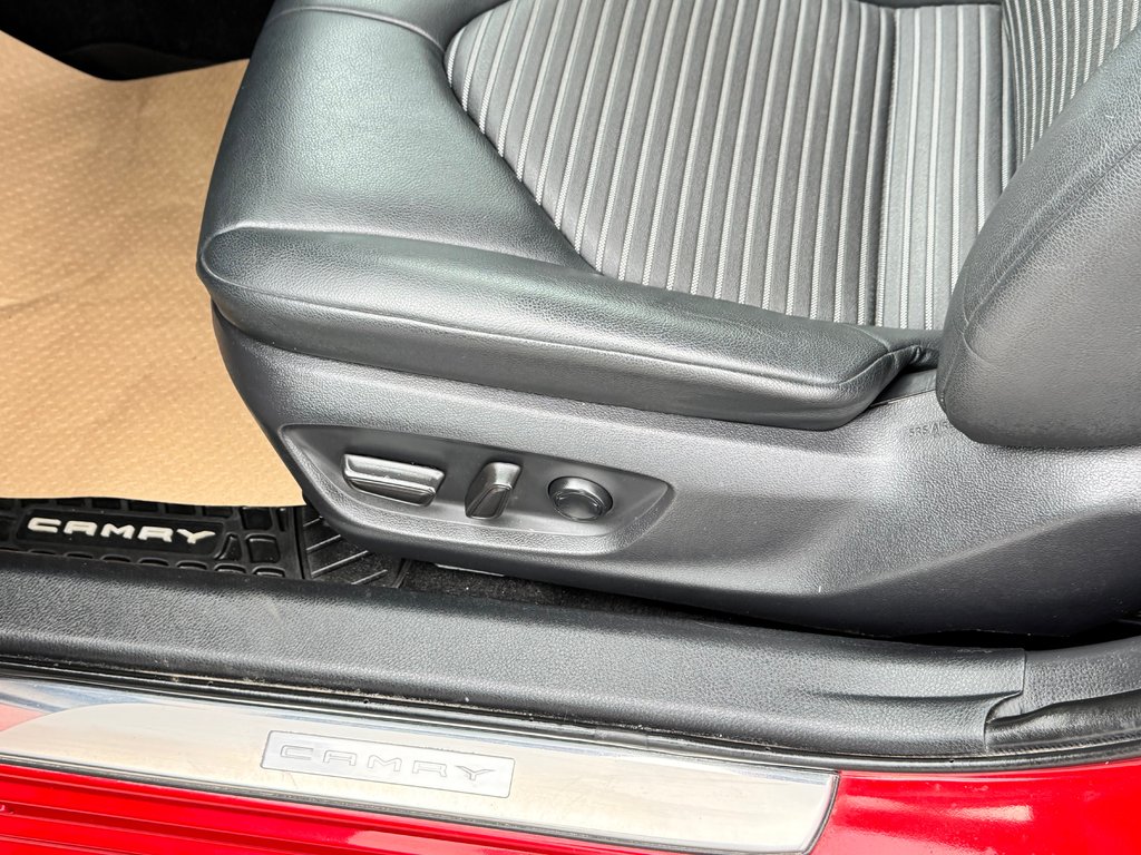 2019 Toyota Camry HYBRIDE SE / GROUPE AMÉLIORÉ / MAGS 18 / ANGLES MORT ET +++ / in Thetford Mines, Quebec - 33 - w1024h768px