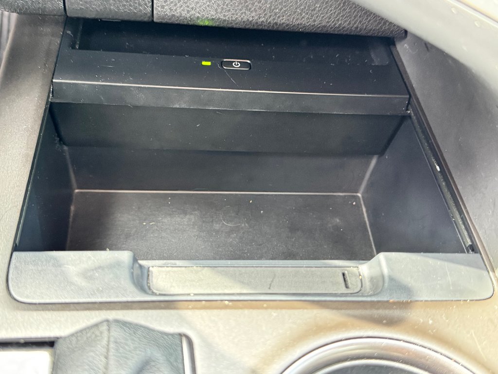 Toyota Camry HYBRIDE SE + TOIT OUVRANT / MAGS 18 / 1 SEUL PROPRIÉTAIRE / WOW 2022 à Thetford Mines, Québec - 46 - w1024h768px