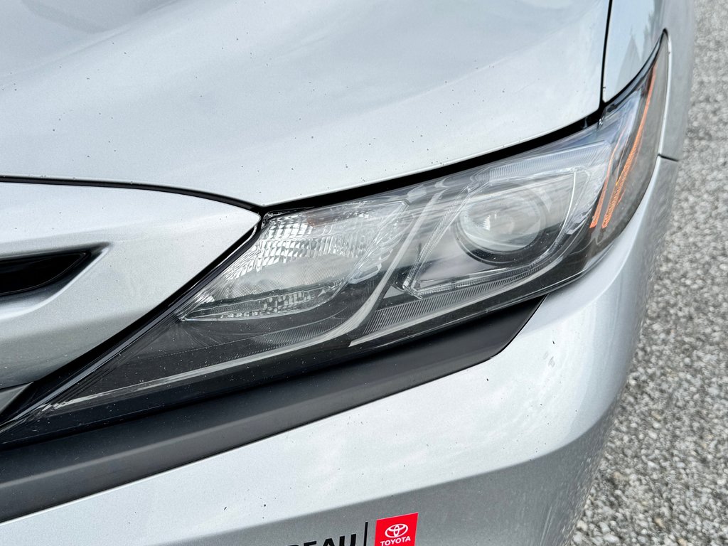 Toyota Camry HYBRIDE SE + TOIT OUVRANT / MAGS 18 / 1 SEUL PROPRIÉTAIRE / WOW 2022 à Thetford Mines, Québec - 10 - w1024h768px