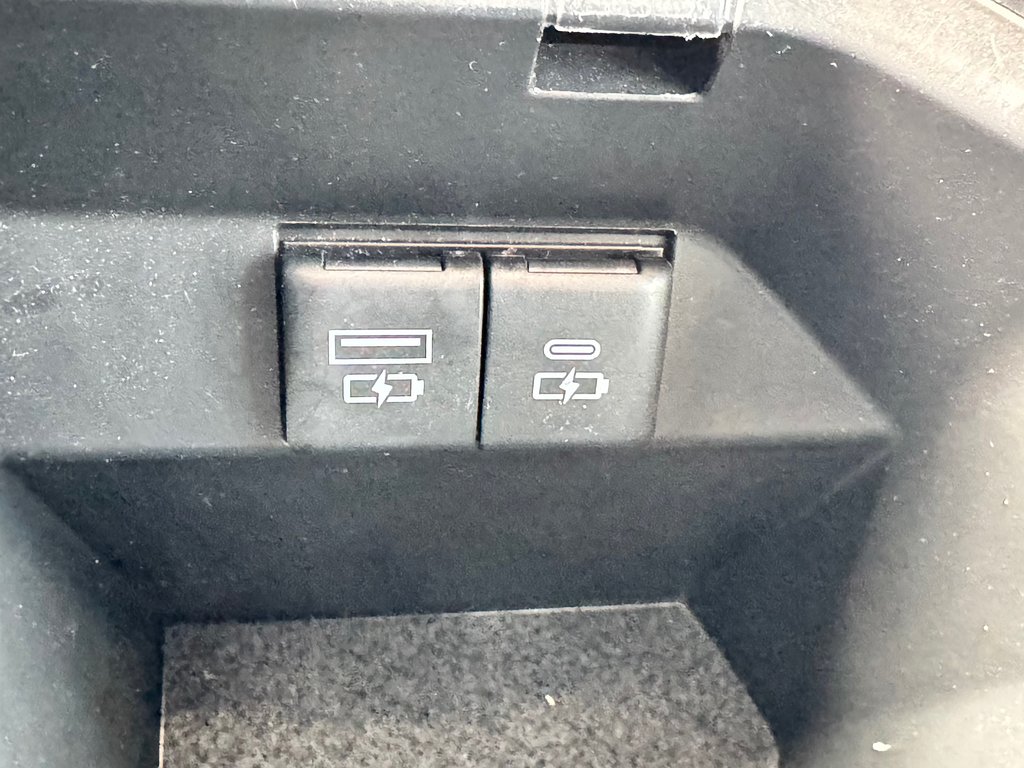 Toyota Camry HYBRIDE SE + TOIT OUVRANT / MAGS 18 / 1 SEUL PROPRIÉTAIRE / WOW 2022 à Thetford Mines, Québec - 53 - w1024h768px