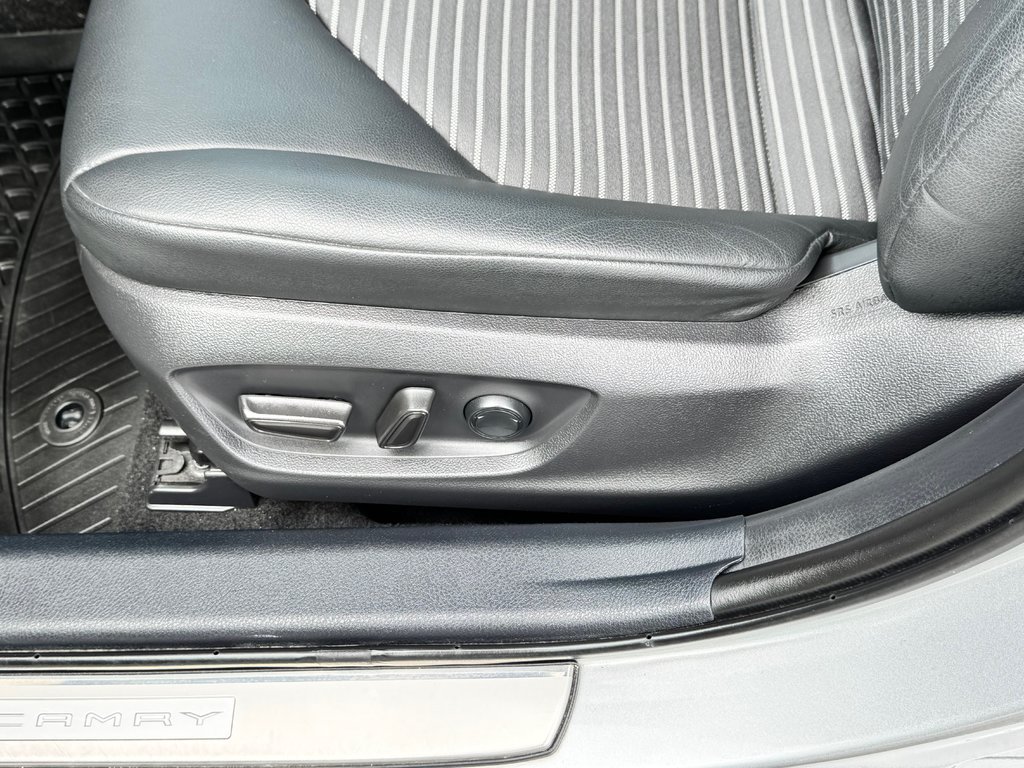 Toyota Camry HYBRIDE SE + TOIT OUVRANT / MAGS 18 / 1 SEUL PROPRIÉTAIRE / WOW 2022 à Thetford Mines, Québec - 30 - w1024h768px