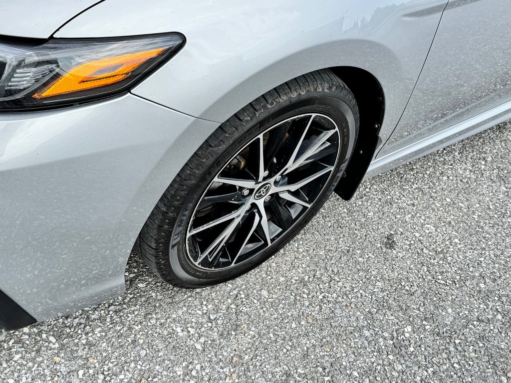 Toyota Camry HYBRIDE SE + TOIT OUVRANT / MAGS 18 / 1 SEUL PROPRIÉTAIRE / WOW 2022 à Thetford Mines, Québec - 13 - w1024h768px
