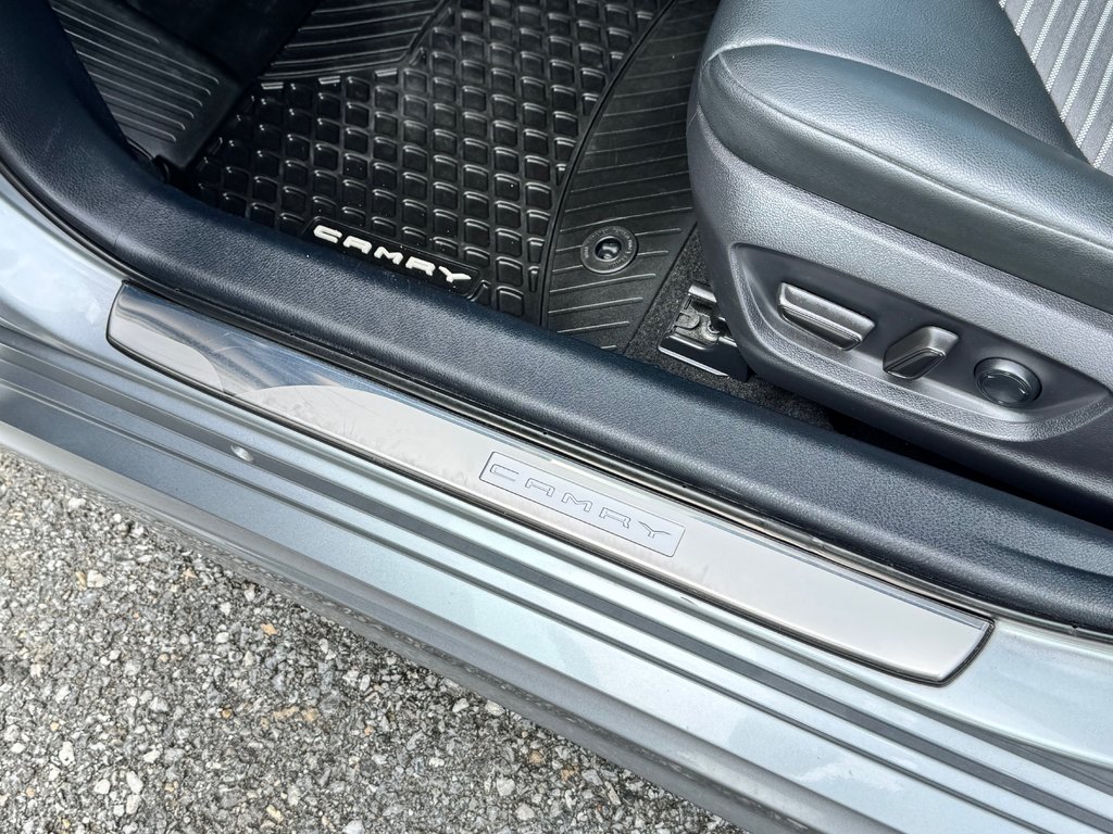 Toyota Camry HYBRIDE SE + TOIT OUVRANT / MAGS 18 / 1 SEUL PROPRIÉTAIRE / WOW 2022 à Thetford Mines, Québec - 29 - w1024h768px