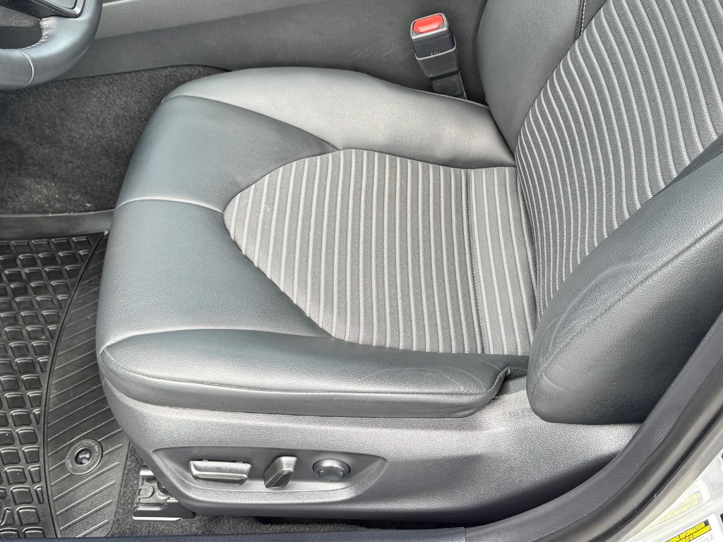 Toyota Camry HYBRIDE SE + TOIT OUVRANT / MAGS 18 / 1 SEUL PROPRIÉTAIRE / WOW 2022 à Thetford Mines, Québec - 31 - w1024h768px
