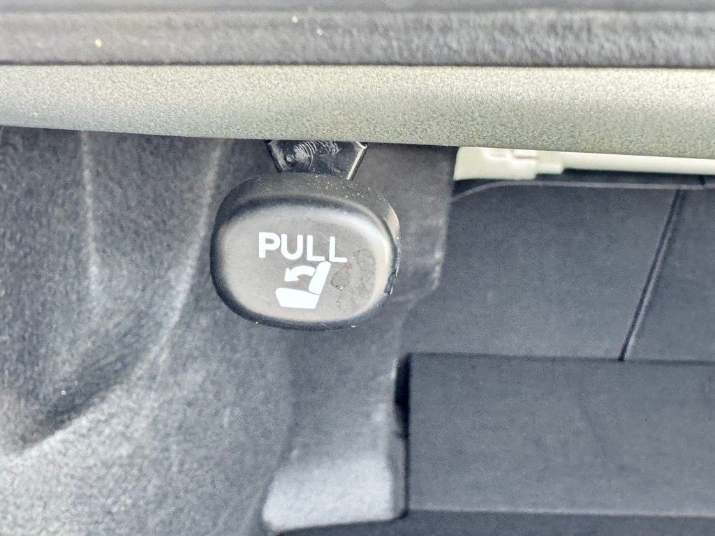 Toyota Camry HYBRIDE SE + TOIT OUVRANT / MAGS 18 / 1 SEUL PROPRIÉTAIRE / WOW 2022 à Thetford Mines, Québec - 63 - w1024h768px