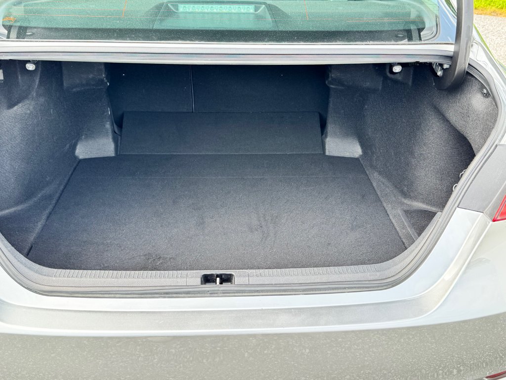 Toyota Camry HYBRIDE SE + TOIT OUVRANT / MAGS 18 / 1 SEUL PROPRIÉTAIRE / WOW 2022 à Thetford Mines, Québec - 62 - w1024h768px