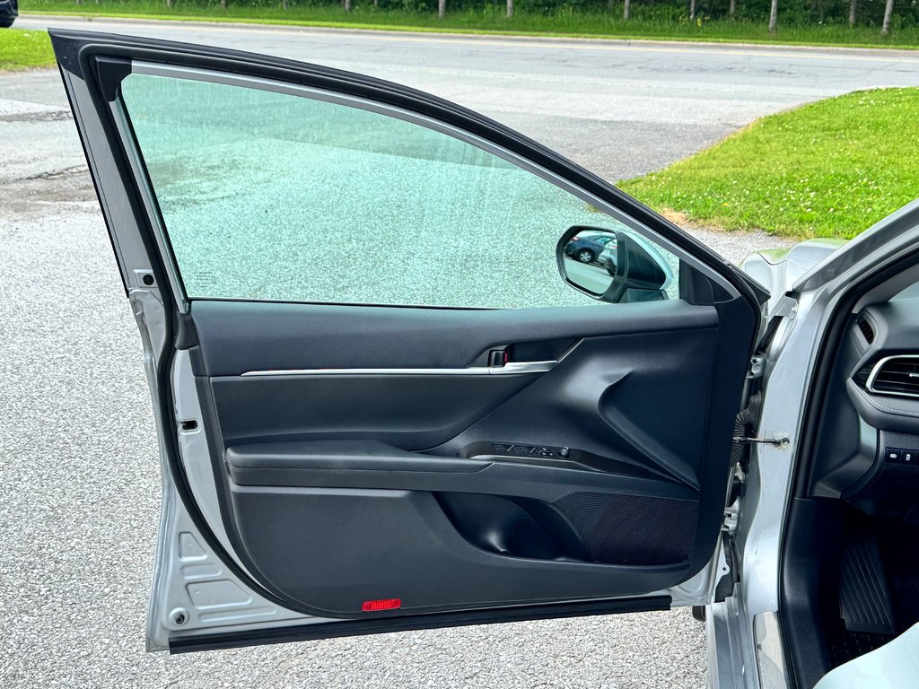 Toyota Camry HYBRIDE SE + TOIT OUVRANT / MAGS 18 / 1 SEUL PROPRIÉTAIRE / WOW 2022 à Thetford Mines, Québec - 25 - w1024h768px
