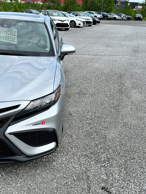 Toyota Camry HYBRIDE SE + TOIT OUVRANT / MAGS 18 / 1 SEUL PROPRIÉTAIRE / WOW 2022 à Thetford Mines, Québec - 9 - w1024h768px