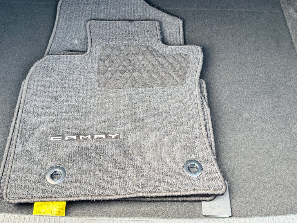 Toyota Camry HYBRIDE SE + TOIT OUVRANT / MAGS 18 / 1 SEUL PROPRIÉTAIRE / WOW 2022 à Thetford Mines, Québec - 64 - w1024h768px