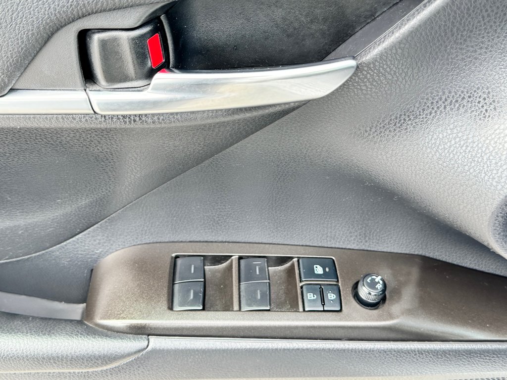 Toyota Camry HYBRIDE SE + TOIT OUVRANT / MAGS 18 / 1 SEUL PROPRIÉTAIRE / WOW 2022 à Thetford Mines, Québec - 26 - w1024h768px