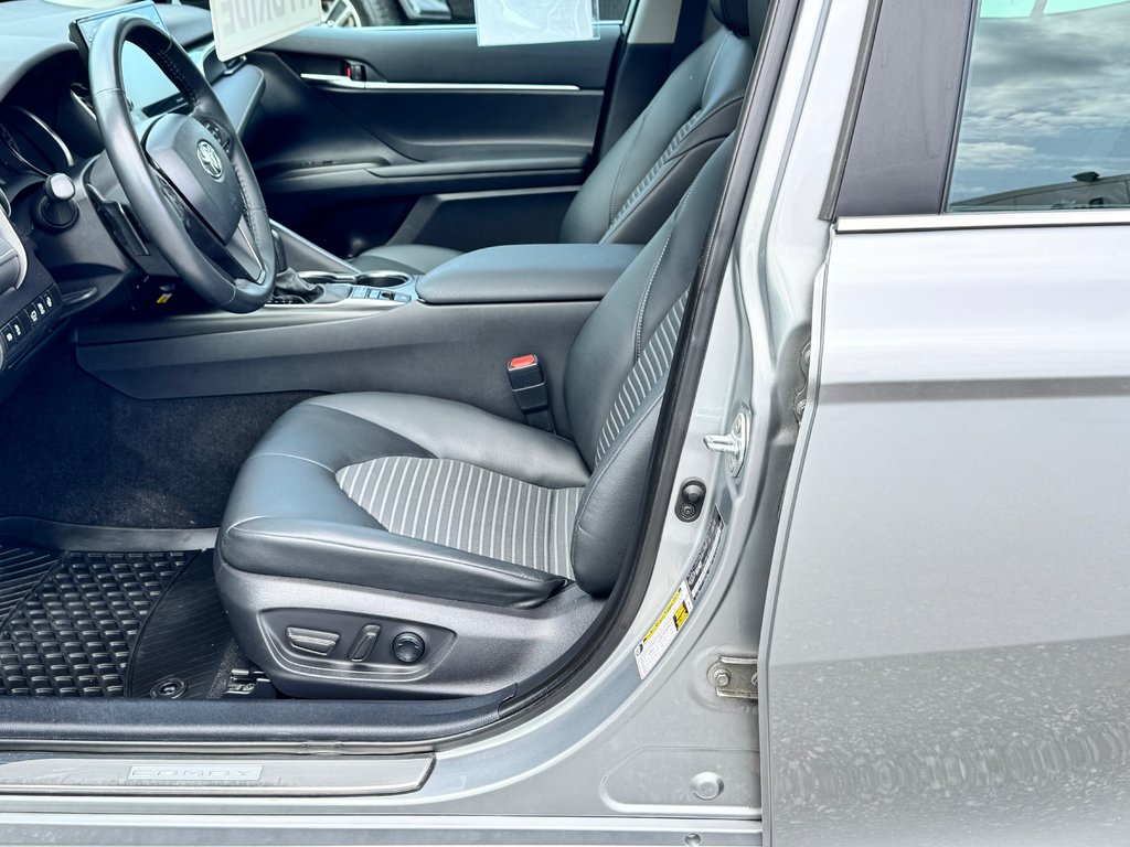 Toyota Camry HYBRIDE SE + TOIT OUVRANT / MAGS 18 / 1 SEUL PROPRIÉTAIRE / WOW 2022 à Thetford Mines, Québec - 28 - w1024h768px
