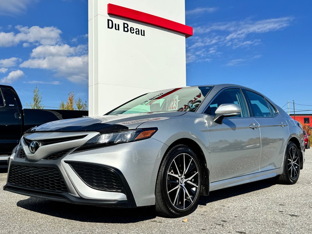 Toyota Camry SE + TOIT + MAGS 18 / PEA 27-03-28=100KM / 2023 à Thetford Mines, Québec - 1 - w1024h768px