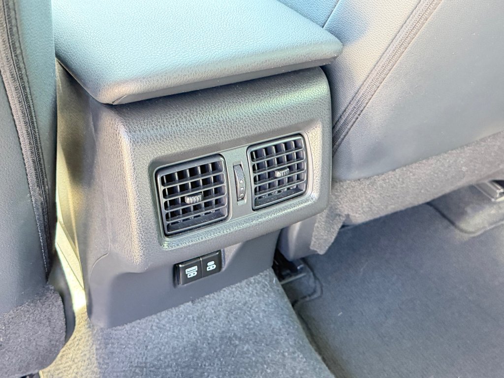 2025 Toyota Camry SE + GROUPE TOIT + AWD / MOINS CHER AU QUÉBEC / in Thetford Mines, Quebec - 58 - w1024h768px