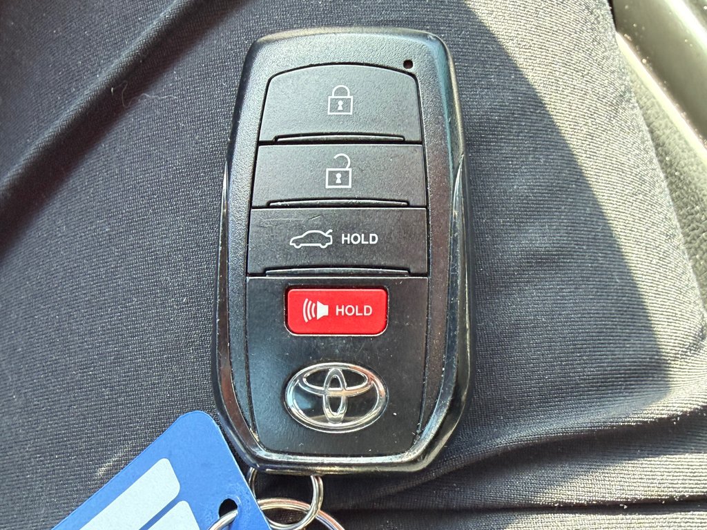 2025 Toyota Camry SE + GROUPE TOIT + AWD / MOINS CHER AU QUÉBEC / in Thetford Mines, Quebec - 54 - w1024h768px
