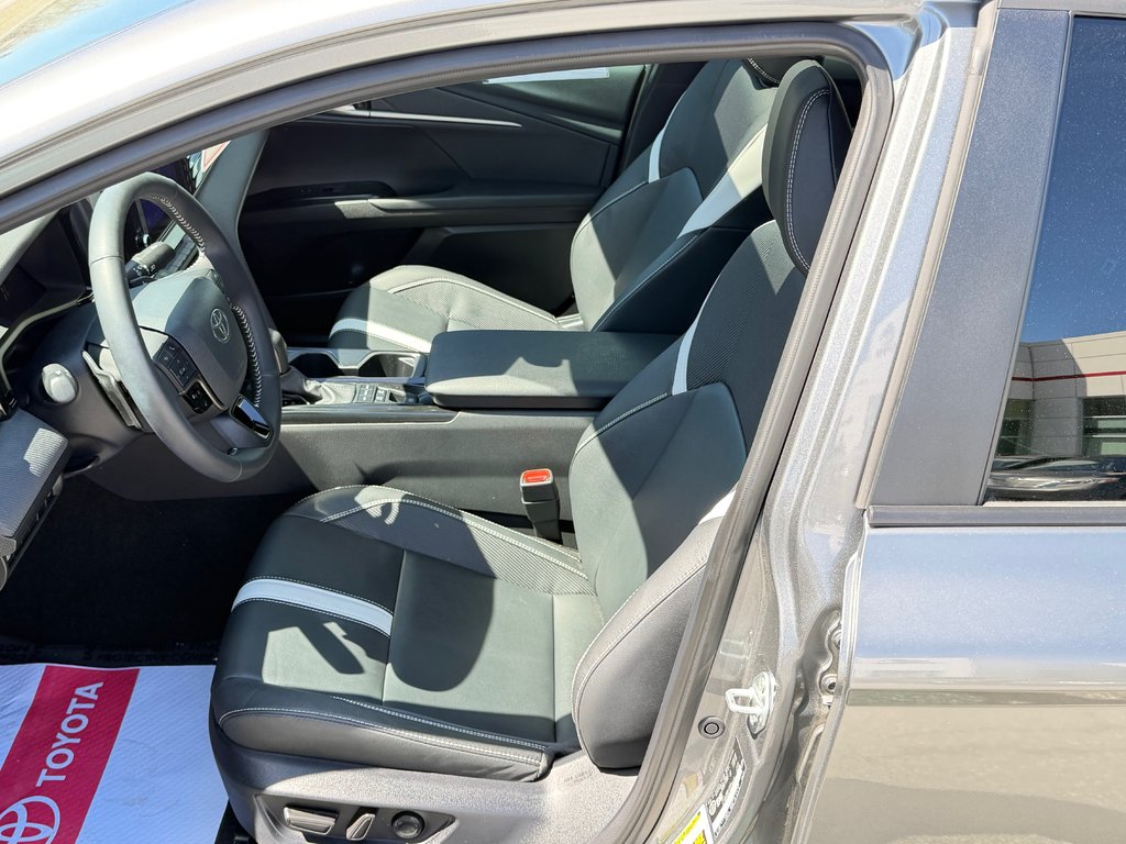 2025 Toyota Camry SE + GROUPE TOIT + AWD / MOINS CHER AU QUÉBEC / in Thetford Mines, Quebec - 28 - w1024h768px