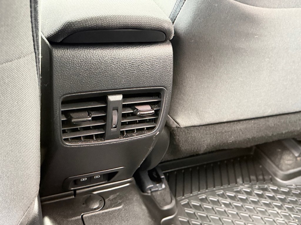 2022 Toyota Corolla Cross LE AWD / EXCELLENT VUS A PETIT PRIX / in Thetford Mines, Quebec - 54 - w1024h768px