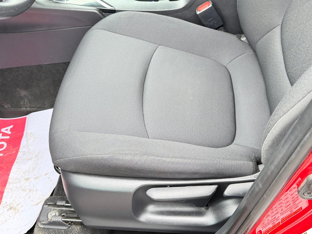 2022 Toyota Corolla Cross LE AWD + TOIT / CARFAX 17.000$ / AUBAINE / in Thetford Mines, Quebec - 34 - w1024h768px