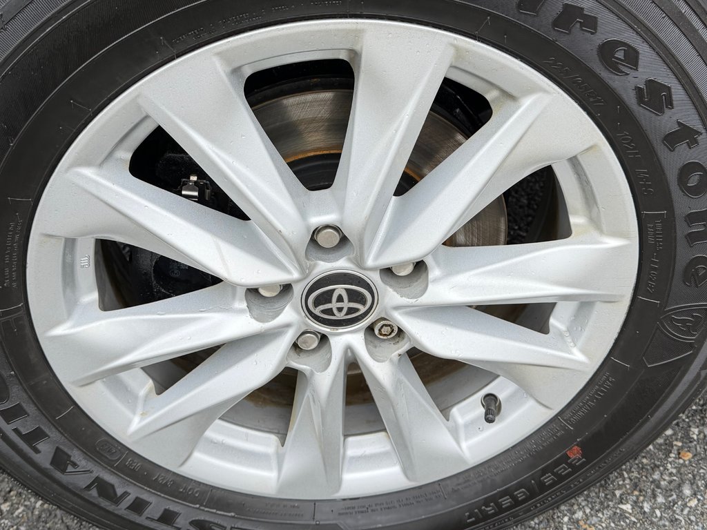 2022 Toyota Corolla Cross LE AWD + TOIT / CARFAX 17.000$ / AUBAINE / in Thetford Mines, Quebec - 15 - w1024h768px