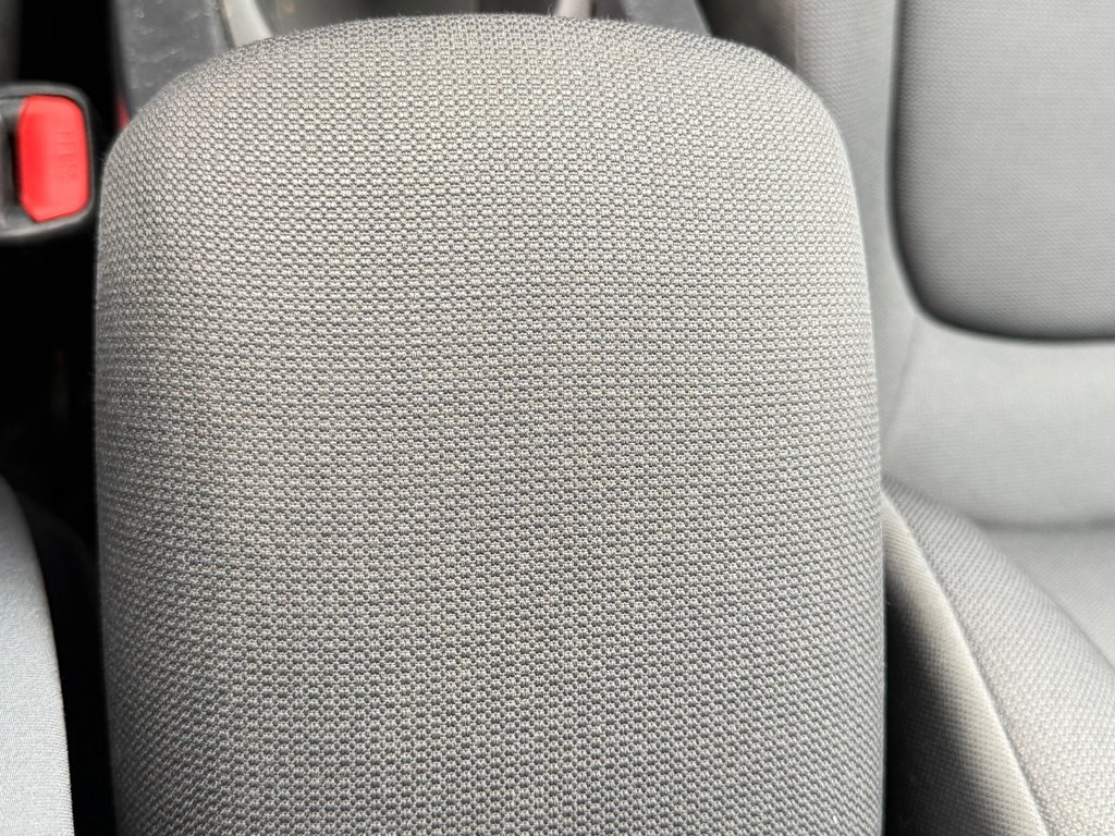 2022 Toyota Corolla Cross LE AWD + TOIT / CARFAX 17.000$ / AUBAINE / in Thetford Mines, Quebec - 52 - w1024h768px