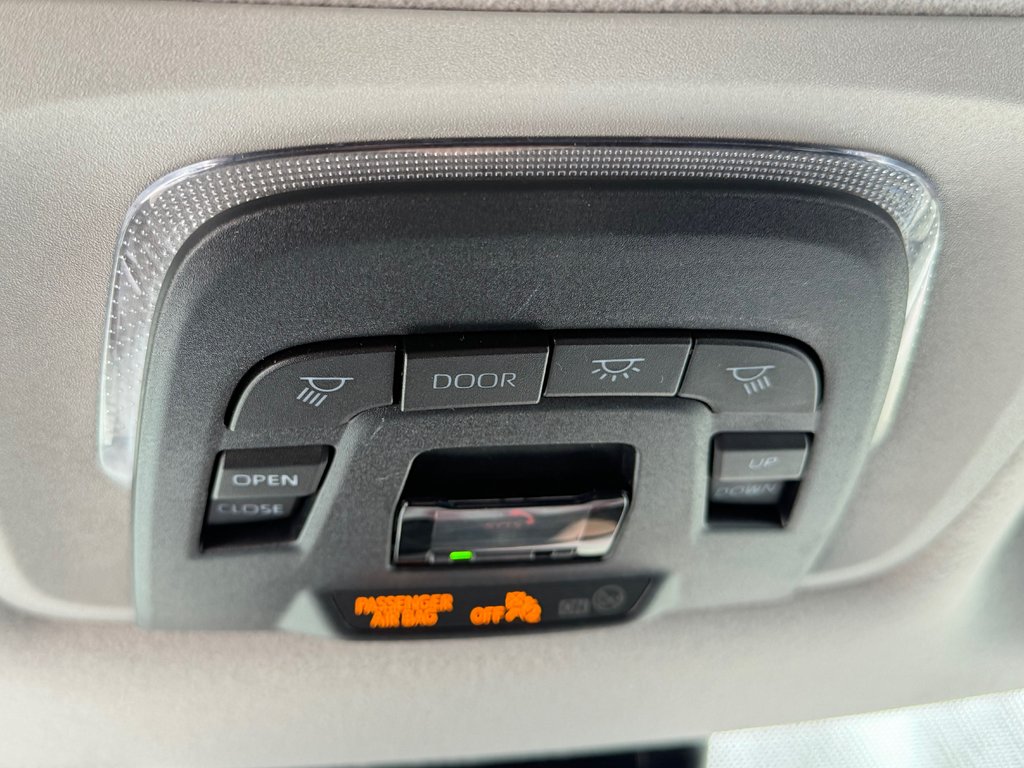 2022 Toyota Corolla Cross LE AWD + TOIT / CARFAX 17.000$ / AUBAINE / in Thetford Mines, Quebec - 55 - w1024h768px