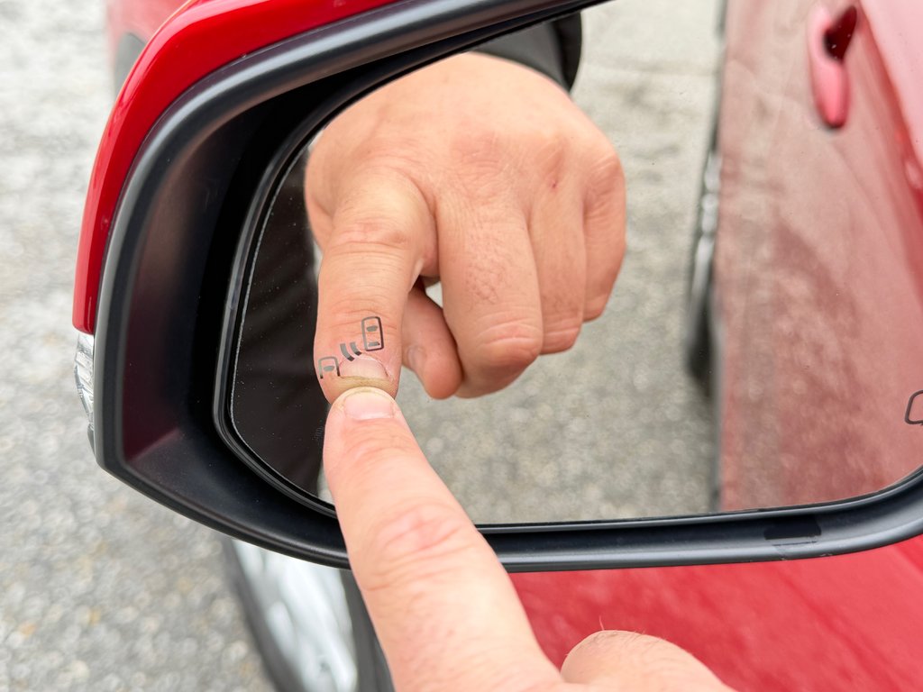 2022 Toyota Corolla Cross LE AWD + TOIT / CARFAX 17.000$ / AUBAINE / in Thetford Mines, Quebec - 28 - w1024h768px