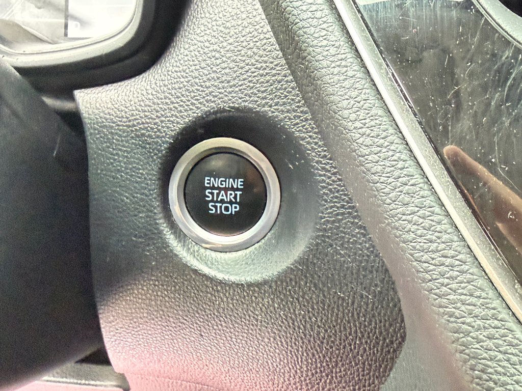 2022 Toyota Corolla Cross LE AWD + TOIT / CARFAX 17.000$ / AUBAINE / in Thetford Mines, Quebec - 42 - w1024h768px