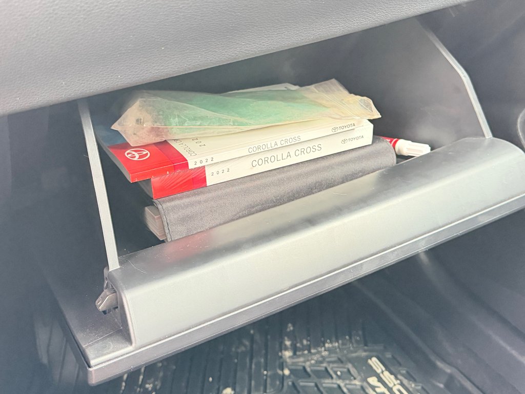 2022 Toyota Corolla Cross LE AWD + TOIT / CARFAX 17.000$ / AUBAINE / in Thetford Mines, Quebec - 54 - w1024h768px