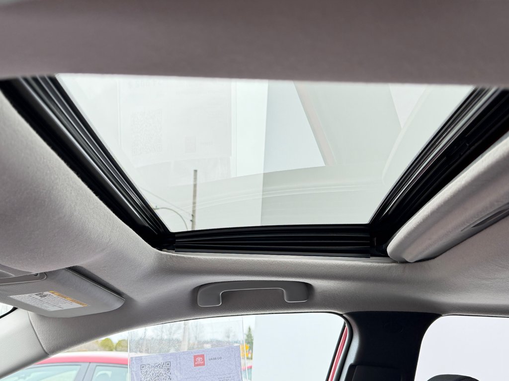 2022 Toyota Corolla Cross LE AWD + TOIT / CARFAX 17.000$ / AUBAINE / in Thetford Mines, Quebec - 56 - w1024h768px