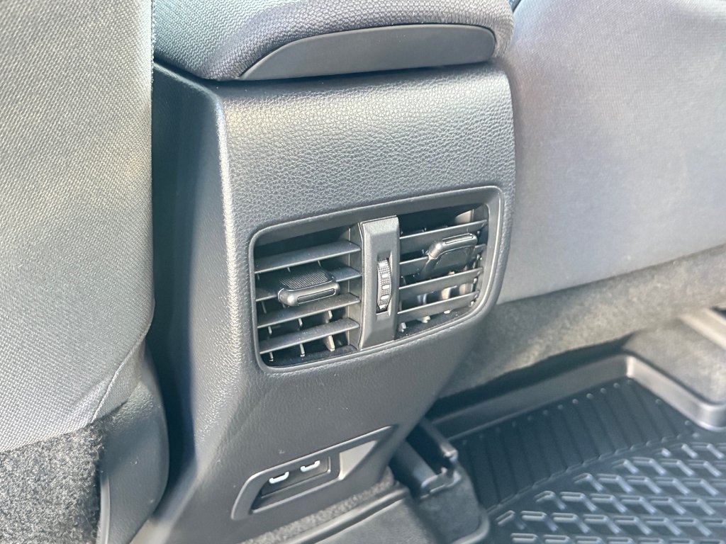2023 Toyota COROLLA CROSS LE / OUI OUI 4850KM , 1 PROPRIO AGÉE SEULEMENT / in Thetford Mines, Quebec - 55 - w1024h768px