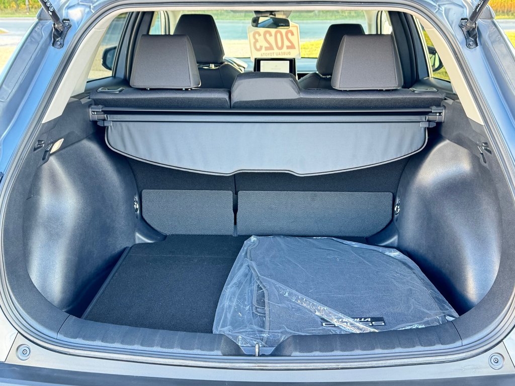 2023 Toyota COROLLA CROSS LE / OUI OUI 4850KM , 1 PROPRIO AGÉE SEULEMENT / in Thetford Mines, Quebec - 58 - w1024h768px