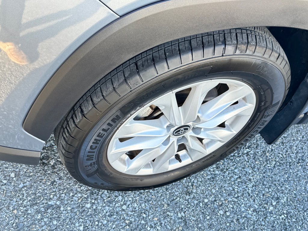 2023 Toyota COROLLA CROSS LE / OUI OUI 4850KM , 1 PROPRIO AGÉE SEULEMENT / in Thetford Mines, Quebec - 14 - w1024h768px