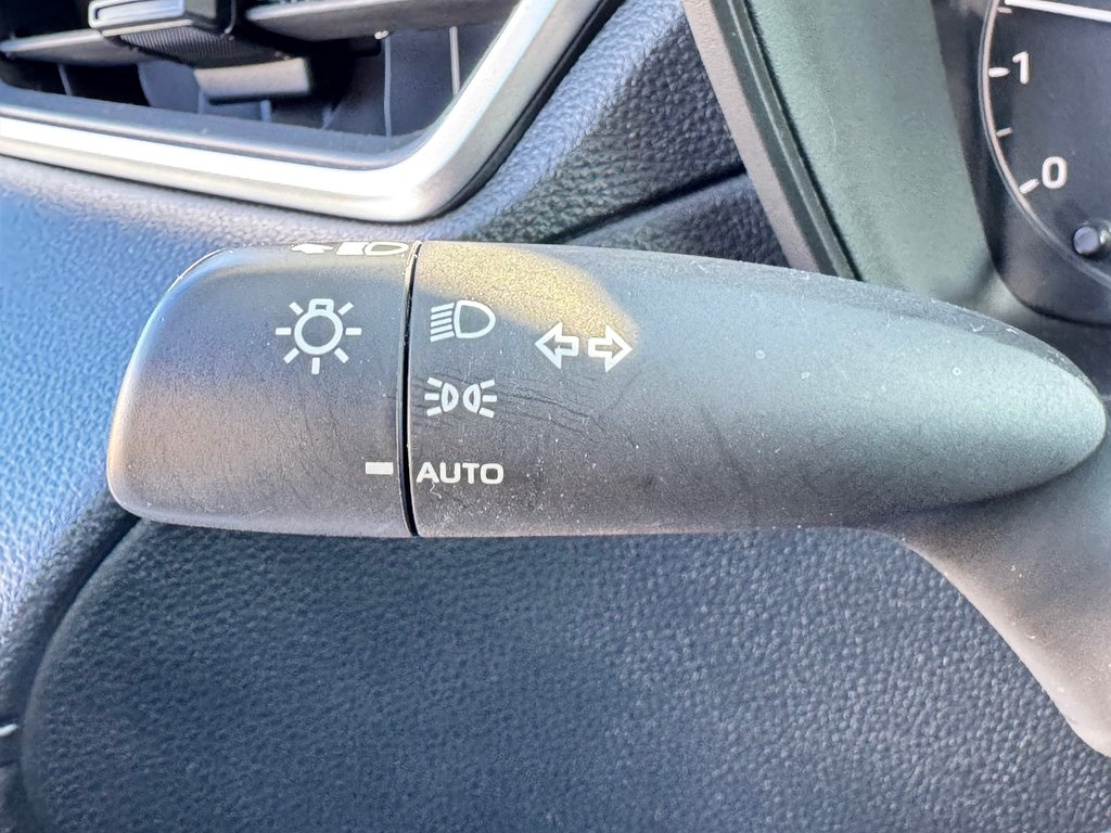 2023 Toyota COROLLA CROSS LE / OUI OUI 4850KM , 1 PROPRIO AGÉE SEULEMENT / in Thetford Mines, Quebec - 32 - w1024h768px