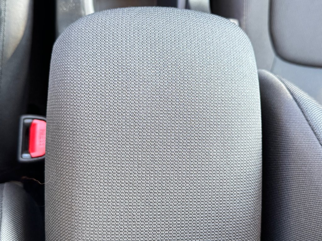 2023 Toyota COROLLA CROSS LE / OUI OUI 4850KM , 1 PROPRIO AGÉE SEULEMENT / in Thetford Mines, Quebec - 46 - w1024h768px