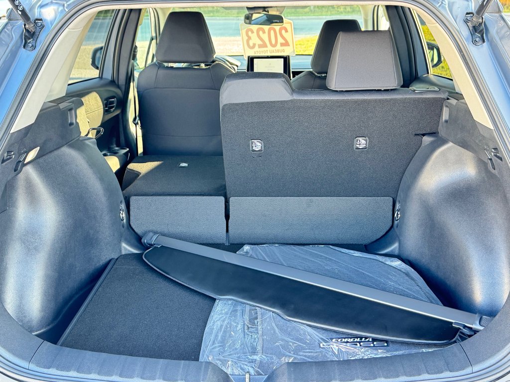 2023 Toyota COROLLA CROSS LE / OUI OUI 4850KM , 1 PROPRIO AGÉE SEULEMENT / in Thetford Mines, Quebec - 59 - w1024h768px