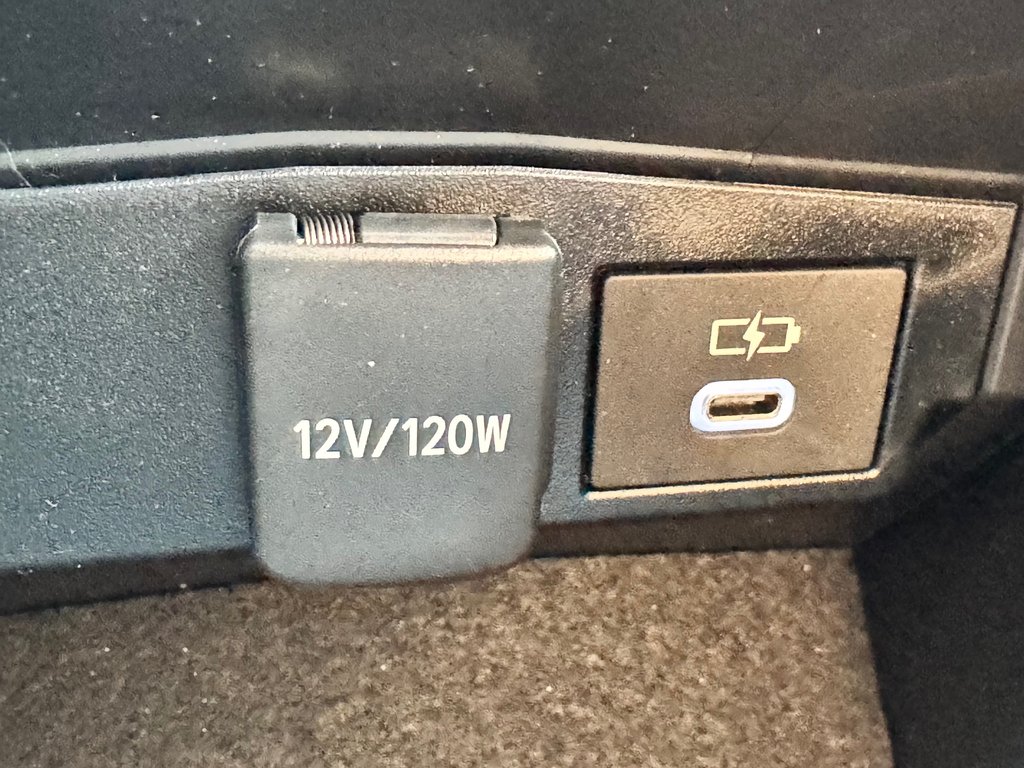 2023 Toyota COROLLA CROSS LE / OUI OUI 4850KM , 1 PROPRIO AGÉE SEULEMENT / in Thetford Mines, Quebec - 48 - w1024h768px
