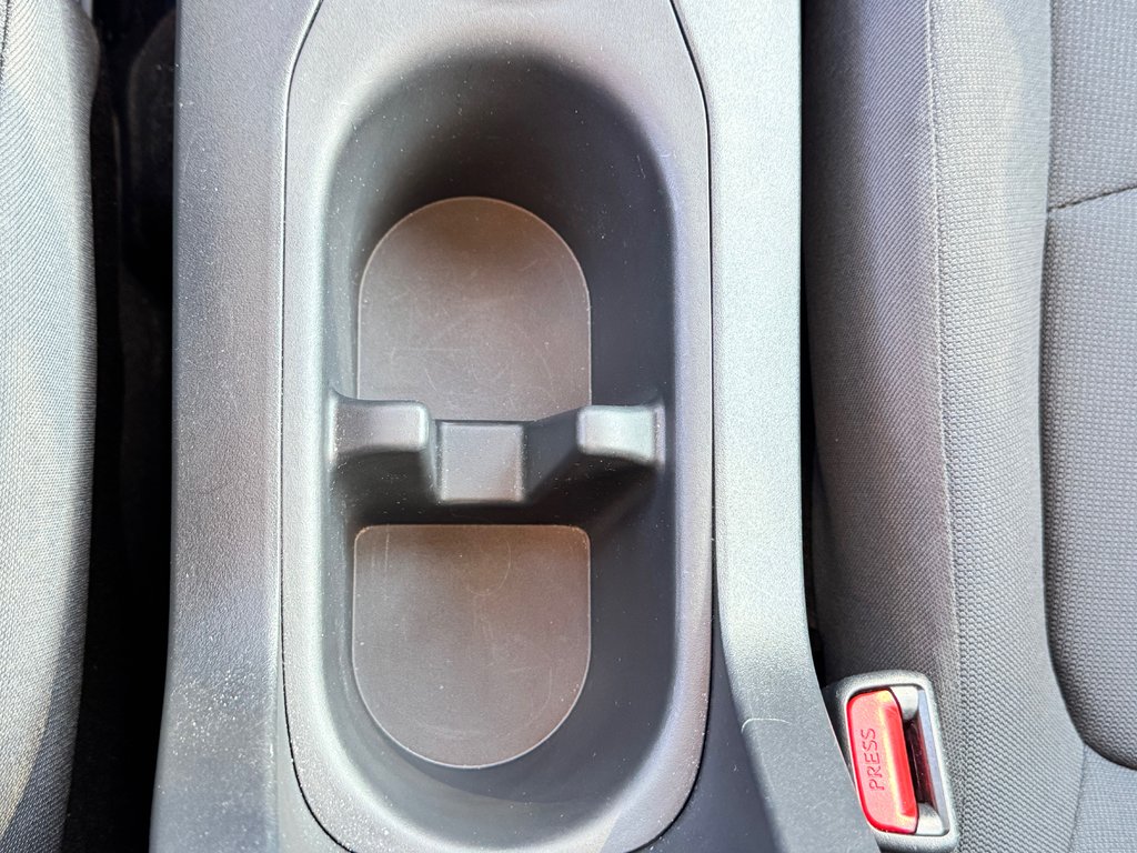 2023 Toyota COROLLA CROSS LE / OUI OUI 4850KM , 1 PROPRIO AGÉE SEULEMENT / in Thetford Mines, Quebec - 45 - w1024h768px