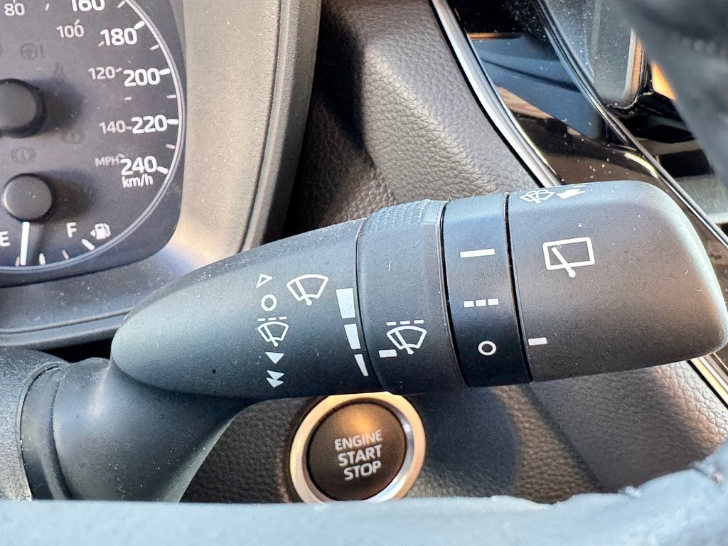 2023 Toyota COROLLA CROSS LE / OUI OUI 4850KM , 1 PROPRIO AGÉE SEULEMENT / in Thetford Mines, Quebec - 34 - w1024h768px