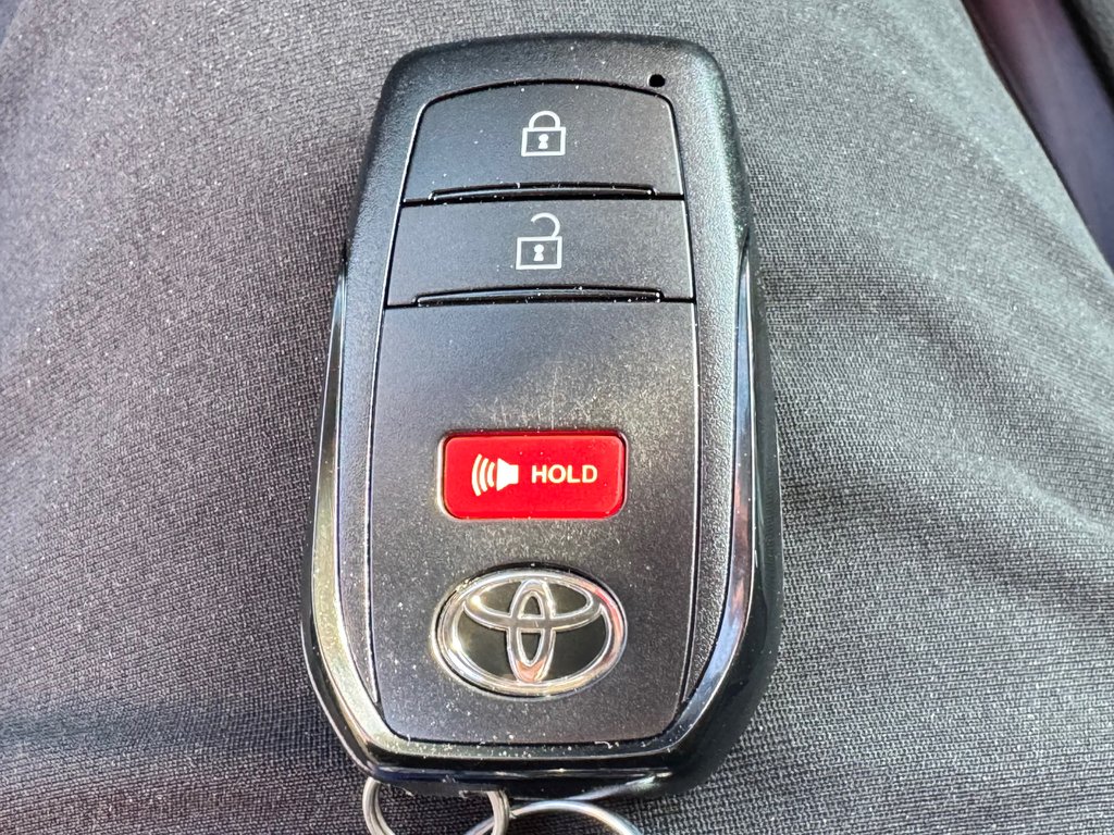 2023 Toyota COROLLA CROSS LE / OUI OUI 4850KM , 1 PROPRIO AGÉE SEULEMENT / in Thetford Mines, Quebec - 51 - w1024h768px