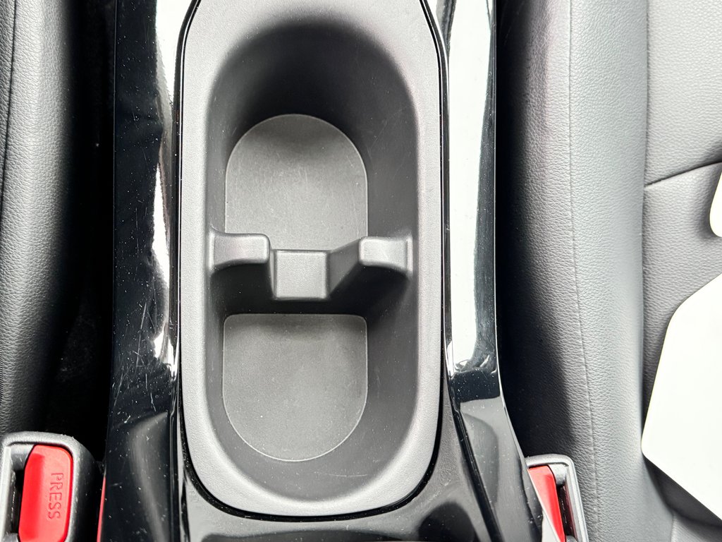 Toyota Corolla Cross XLE AWD / 22.500KM SEULEMENT / DISPONIBLE LALA ! / 2023 à Thetford Mines, Québec - 57 - w1024h768px