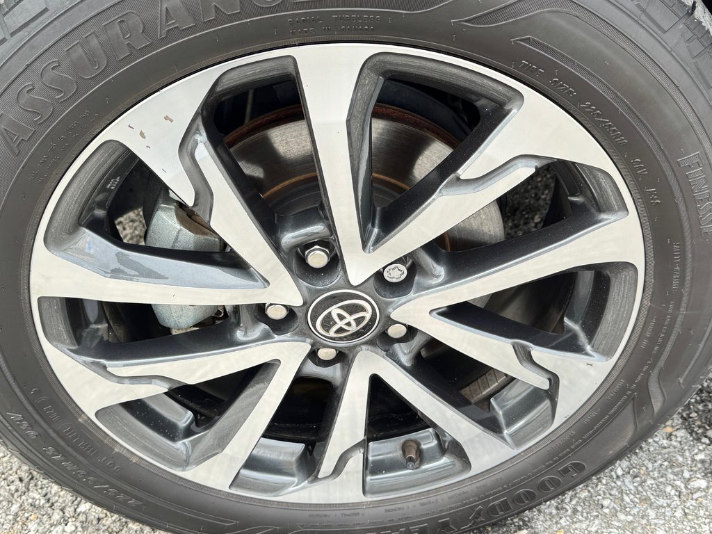2023 Toyota Corolla Cross XLE AWD / 22.500KM SEULEMENT / DISPONIBLE LALA ! / in Thetford Mines, Quebec - 15 - w1024h768px