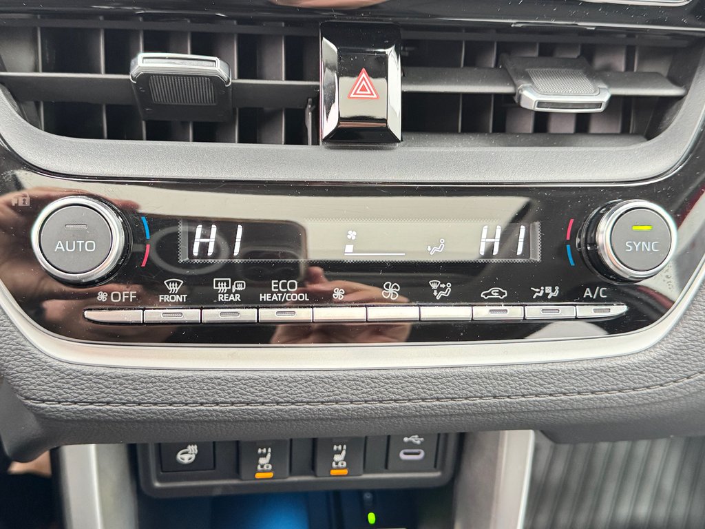 Toyota Corolla Cross XLE AWD / 22.500KM SEULEMENT / DISPONIBLE LALA ! / 2023 à Thetford Mines, Québec - 50 - w1024h768px