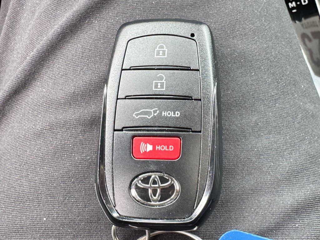 2023 Toyota Corolla Cross XLE AWD / 22.500KM SEULEMENT / DISPONIBLE LALA ! / in Thetford Mines, Quebec - 59 - w1024h768px