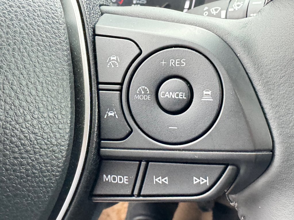 Toyota Corolla Cross XLE AWD / 22.500KM SEULEMENT / DISPONIBLE LALA ! / 2023 à Thetford Mines, Québec - 45 - w1024h768px