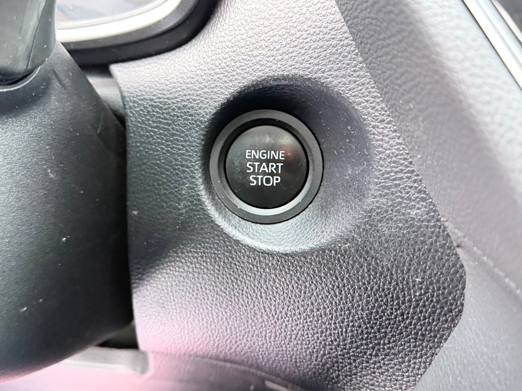 2024 Toyota Corolla Cross XLE AWD / MODÈLE TRÈS BIEN ÉQUIPÉ WOW ! / in Thetford Mines, Quebec - 50 - w1024h768px