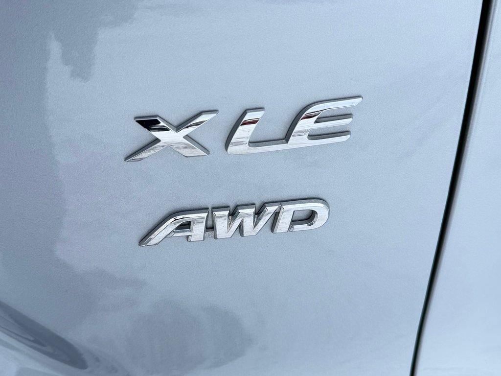 2024 Toyota Corolla Cross XLE AWD / MODÈLE TRÈS BIEN ÉQUIPÉ WOW ! / in Thetford Mines, Quebec - 28 - w1024h768px