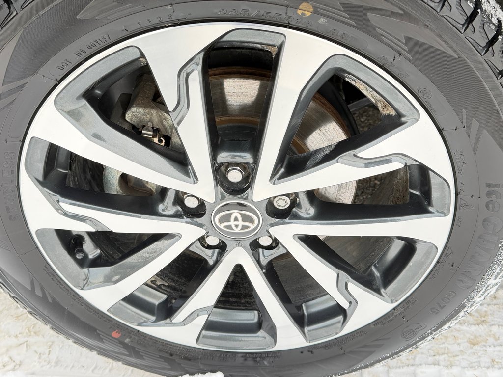 2024 Toyota Corolla Cross XLE AWD / MODÈLE TRÈS BIEN ÉQUIPÉ WOW ! / in Thetford Mines, Quebec - 16 - w1024h768px