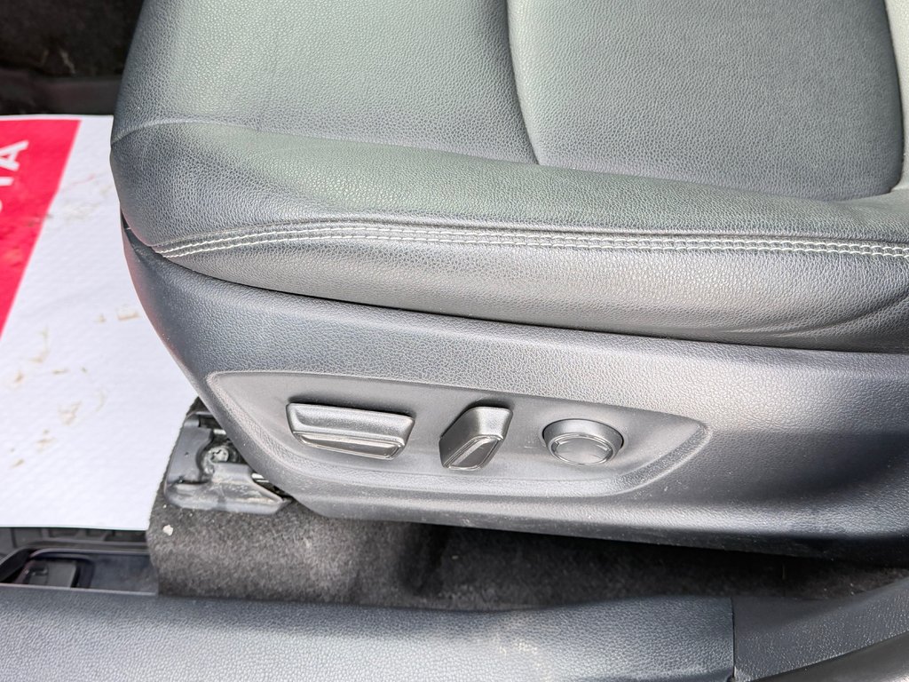 2024 Toyota Corolla Cross XLE AWD / MODÈLE TRÈS BIEN ÉQUIPÉ WOW ! / in Thetford Mines, Quebec - 37 - w1024h768px