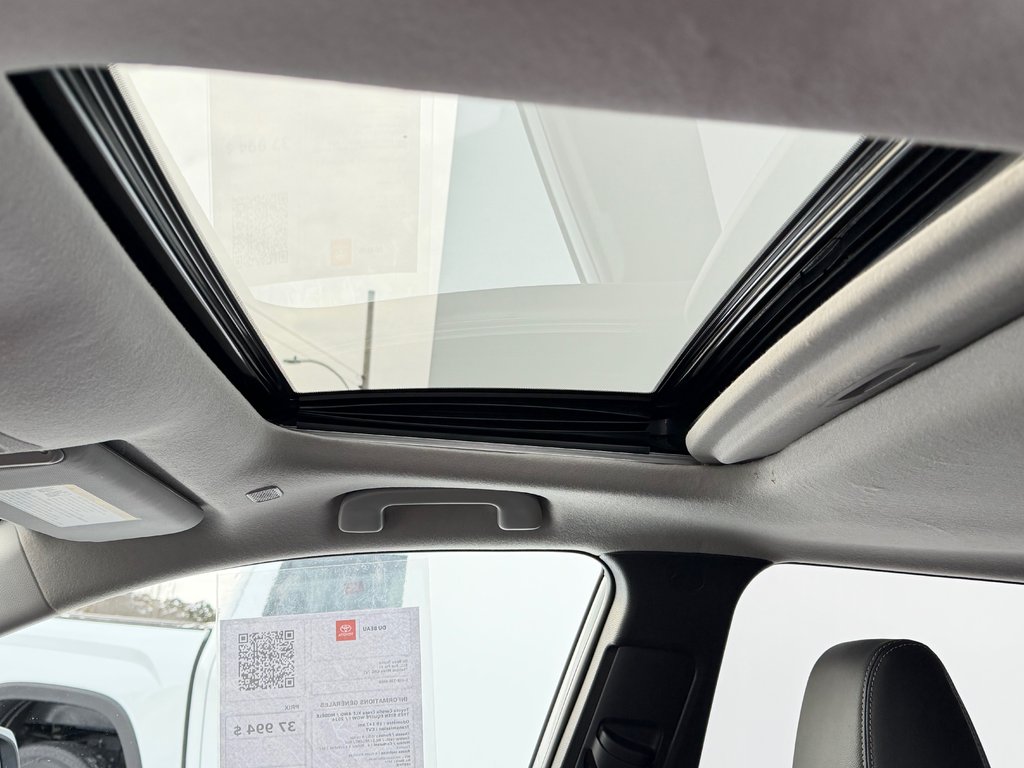 2024 Toyota Corolla Cross XLE AWD / MODÈLE TRÈS BIEN ÉQUIPÉ WOW ! / in Thetford Mines, Quebec - 62 - w1024h768px