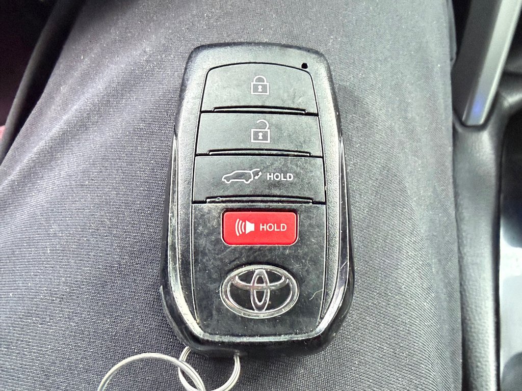 2024 Toyota Corolla Cross XLE AWD / MODÈLE TRÈS BIEN ÉQUIPÉ WOW ! / in Thetford Mines, Quebec - 61 - w1024h768px