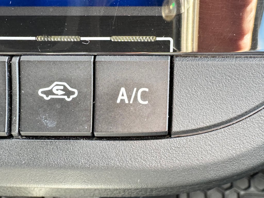 2016 Toyota Corolla LE + GROUPE TOIT / 1 SEUL PROPRIO / BAS KILOS / in Thetford Mines, Quebec - 42 - w1024h768px